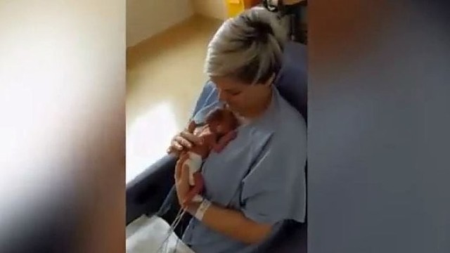 Neišnešiotą kūdikį pagimdžiusi mama pirmą kartą laiko savo sūnų
