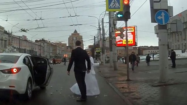 Tragiškos vestuvės: rusas jėga grūdo jaunąją į automobilį
