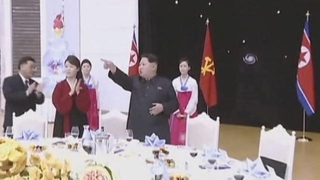 Šiaurės Korėja paviešino vaizdus iš Kim Jong-uno banketo