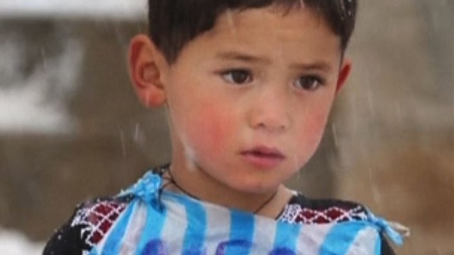 Vargingai gyvenančiam berniukui – išskirtinė L. Messi dovana