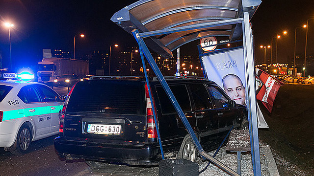 Vilniuje automobilis rėžėsi į stotelę, ligoninėje 2 žmonės