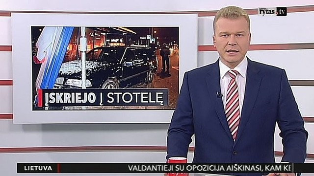 Vilniuje automobilis rėžėsi į stotelę