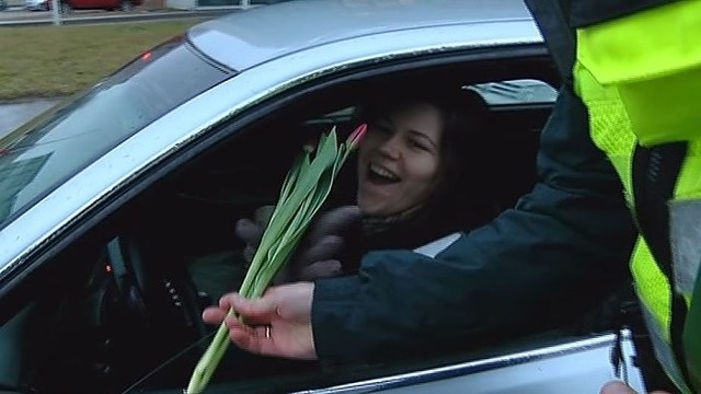 Kovo 8-osios rytas Kaune: vietoj baudų – gėlės iš policininkų