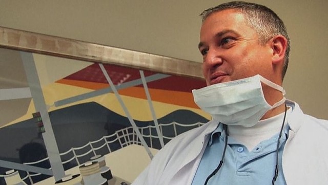 Dantų gydytojas tyčia sužalojo daugiau nei 100 pacientų