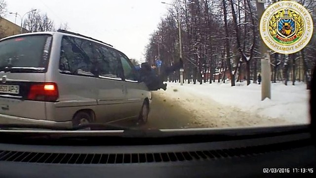 Baltarusijoje milicininkas kūnu užstojo vaiką nuo automobilio