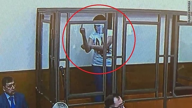Nadija Savčenko pratrūko – parodė teisėjams vidurinį pirštą