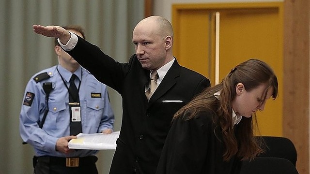 Į teismą atvežtas A.Breivikas pademonstravo nacių pasisveikinimą