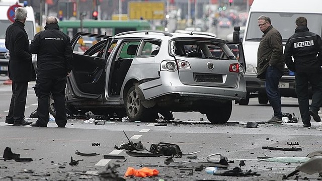 Berlyne sprogo važiuojantis automobilis, žuvo žmogus