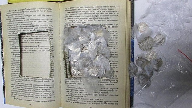 Siaubo istorijų knygoje muitininkai aptiko antikvarinių pinigų