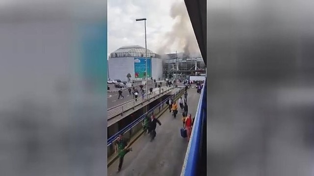 Vaizdas po sprogimo Briuselyje – dūmai ir žmonių panika
