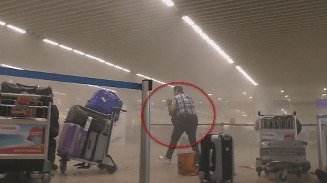 Dramatiškas įrašas: čiupo kūdikį ir spruko iš oro uosto