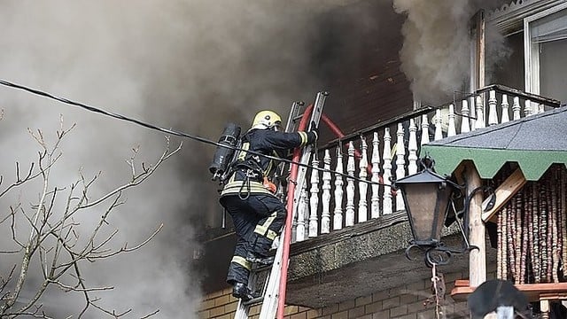 Vilniuje degė namas: pavyko išgelbėti pastate įkalintą merginą