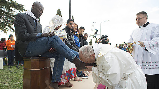 Popiežiaus Velykų ritualas – nuplovė kojas 11 pabėgėlių