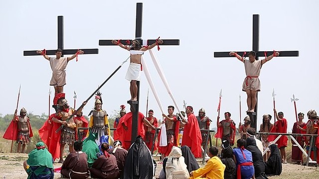 Filipinuose Didįjį penktadienį katalikai prisikalė prie kryžių