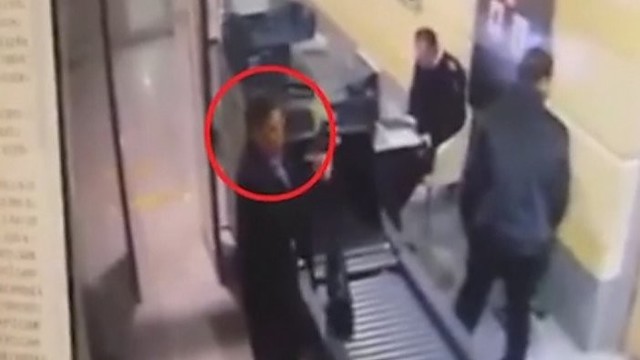Nufilmuota: kaip Egipto oro uoste tikrino lėktuvo pagrobėją?