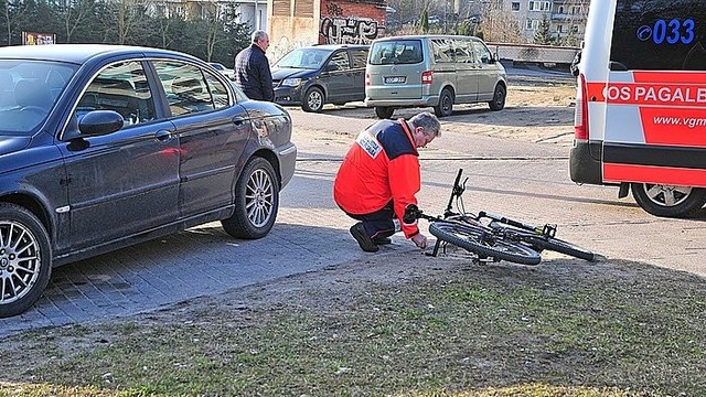 Vilniuje nukentėjo į „Jaguar“ atsitrenkęs dviratininkas