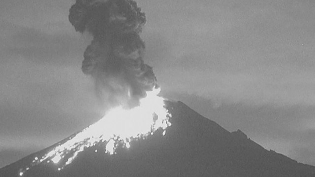 Išsiveržęs ugnikalnis Meksikoje gyvenvietes nusėjo pelenais