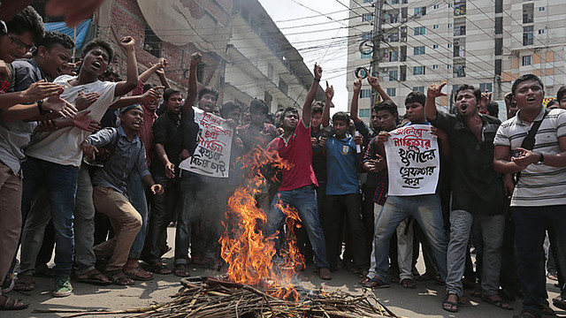 Egzekucija Bangladeše: viešai mačete sukapojo studentą