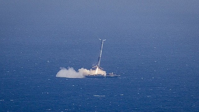 Po 4 nesėkmingų bandymų „Space X“ nutūpdė raketą vandenyne