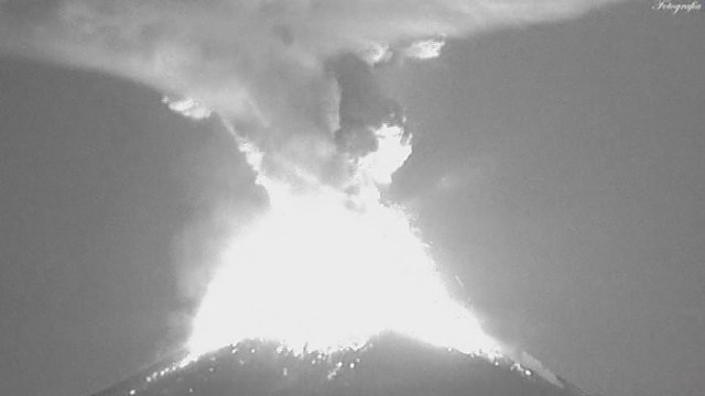 Užfiksuota: Meksikoje pelenais spjaudosi ugnikalnis