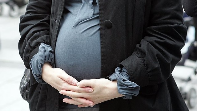 Seimas leidžia moteris atleisti dėl nėštumo