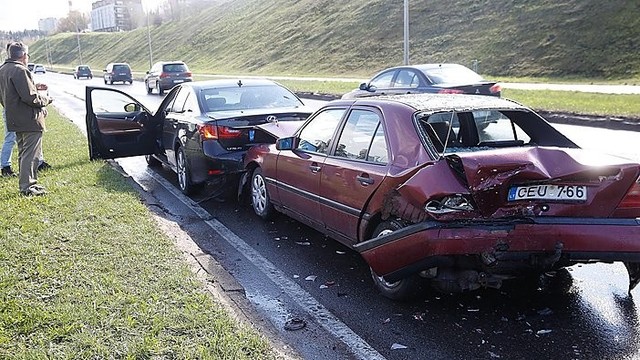 Telefonu kalbėjusi vairuotoja Vilniuje sukėlė didelę avariją