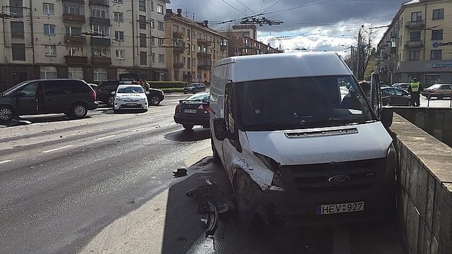 Kaune sankryžoje susidūrė du automobiliai, nukentėjo moteris