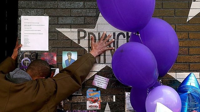 Artimieji atsisveikina su mirusiu dainininku Prince'u