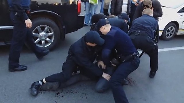 Nufilmuota: Kijevo policija talžė olimpinį čempioną
