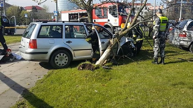 Vilniuje automobilis nulėkė nuo kelio, sužeistas žmogus