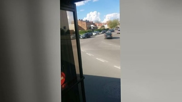 Kaune autobuso keleiviams teko važiuoti su atidarytomis durimis