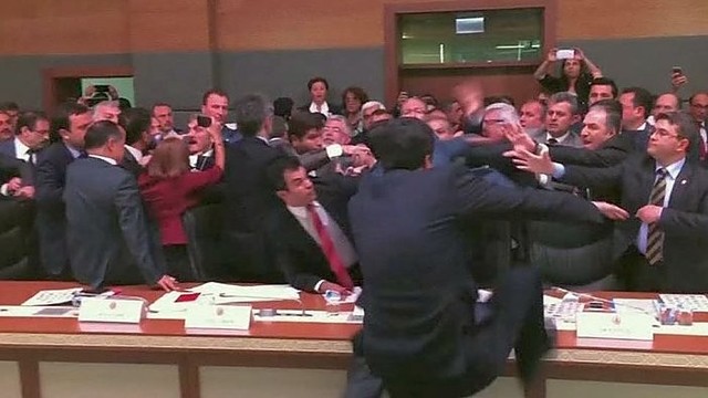 Turkijoje per komiteto posėdį susimušė parlamentarai