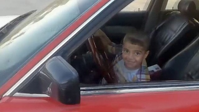 3 metų berniukas linksminosi svilindamas BMW padangas