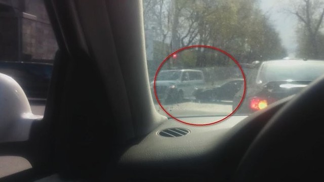 Užfiksavo: vairuotojas įvažiavo policijos automobiliui į šoną