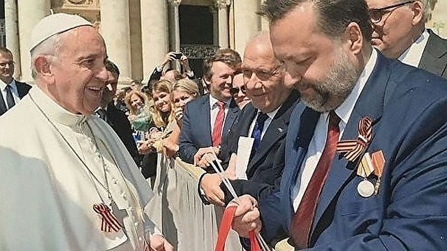 Popiežius Pranciškus įsisegė „Georgijaus juostelę“