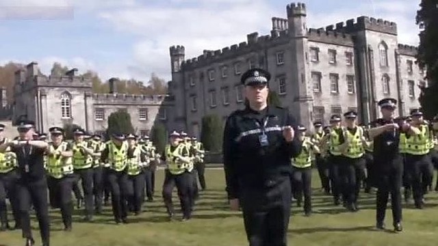 Policininkų šokiai visame pasaulyje žavi tūkstančius