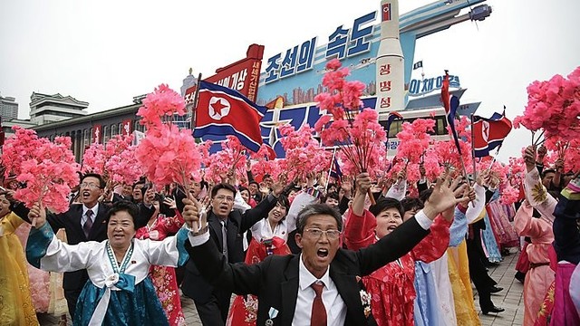 Šiaurės Korėjoje – pompastiškas civilių paradas