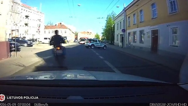 Paviešintas pašėlusių motociklo gaudynių vaizdo įrašas