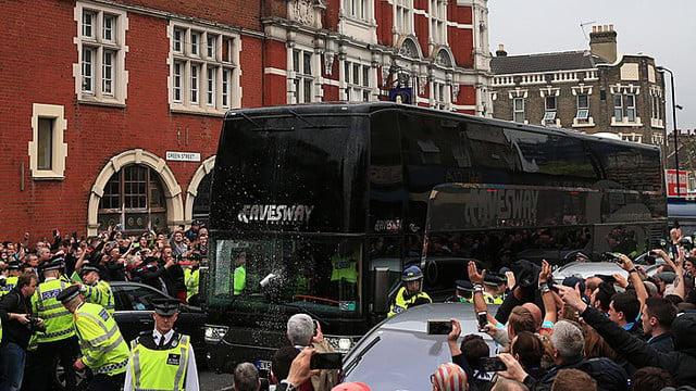 Londone – fanų išpuolis, apmėtytas „Manchester United“ autobusas