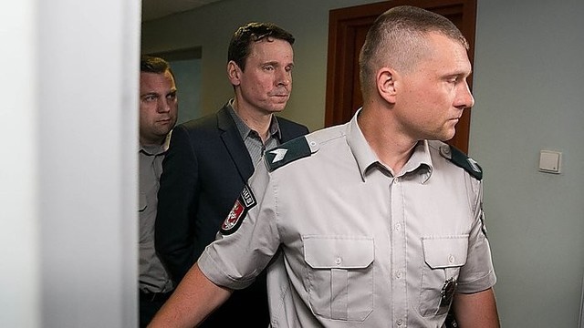 Į teismą atvesdintą R. Kurlianskį prašo suimti trims mėnesiams