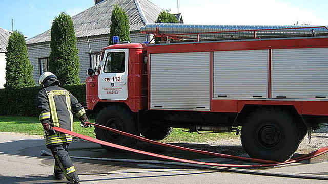 Kazlų Rudos gyventojai įsiuto: gaisrinės pašonėje sudegė garažas