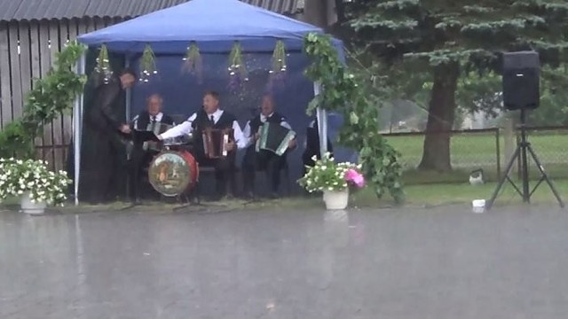 Nenuplovė nė lietus – muzikantai šventėje grojo tik garsiau