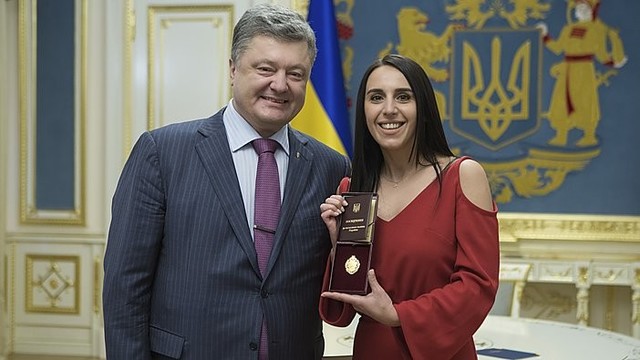 „Eurovizijoje“ triumfavusiai Džamalai – medalis iš P. Porošenkos