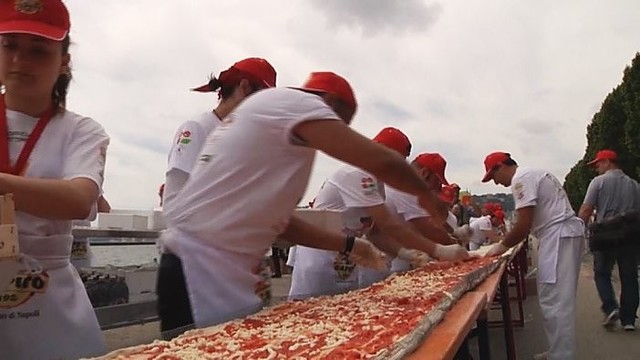 Ilgiausią pasaulyje picą kepė 400 picakepių