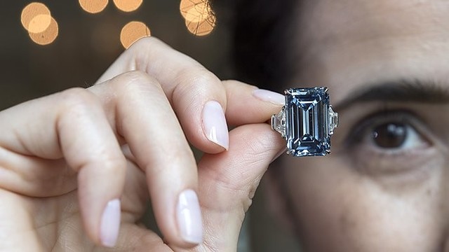 Mėlynasis deimantas aukcione parduotas už rekordinę pinigų sumą