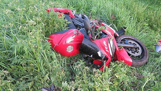 Užfiksuotos motociklo gaudynės: kelionę baigė griovyje