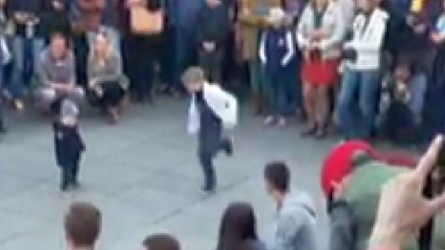 Gatvės muzikos dienoje – įspūdingas berniuko šokis