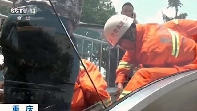 Kinijoje darbininkas vos netapo dar viena eskalatoriaus auka