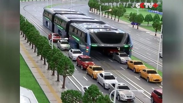 Kiniją nuo spūsčių gelbės automobilius „praryjantis“ autobusas