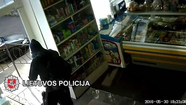 Klaipėdos pareigūnai pričiupo ginkluotus parduotuvės plėšikus